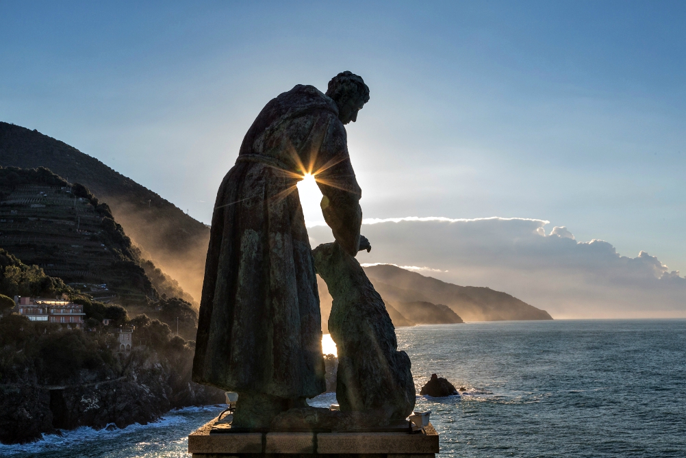A statue of St. Francis of Assisi looks out from Monterosso al Mare, Cinque Terre, Italy. (Wikimedia Commons/Gianfranco Negri) A statue of St. Francis of Assisi looks out from Monterosso al Mare, Cinque Terre, Italy. (Wikimedia Commons/Gianfranco Negri)